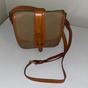 DOONEY & BOURKE ALLWLEATHER VINTAGE EXC CONDITION OVER & UNDER HANDBAG TAUPE TAN
